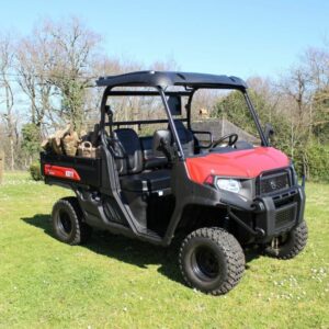 Rode Kioti Gator UTV 4x4 te huur met laadbak en terreinbanden